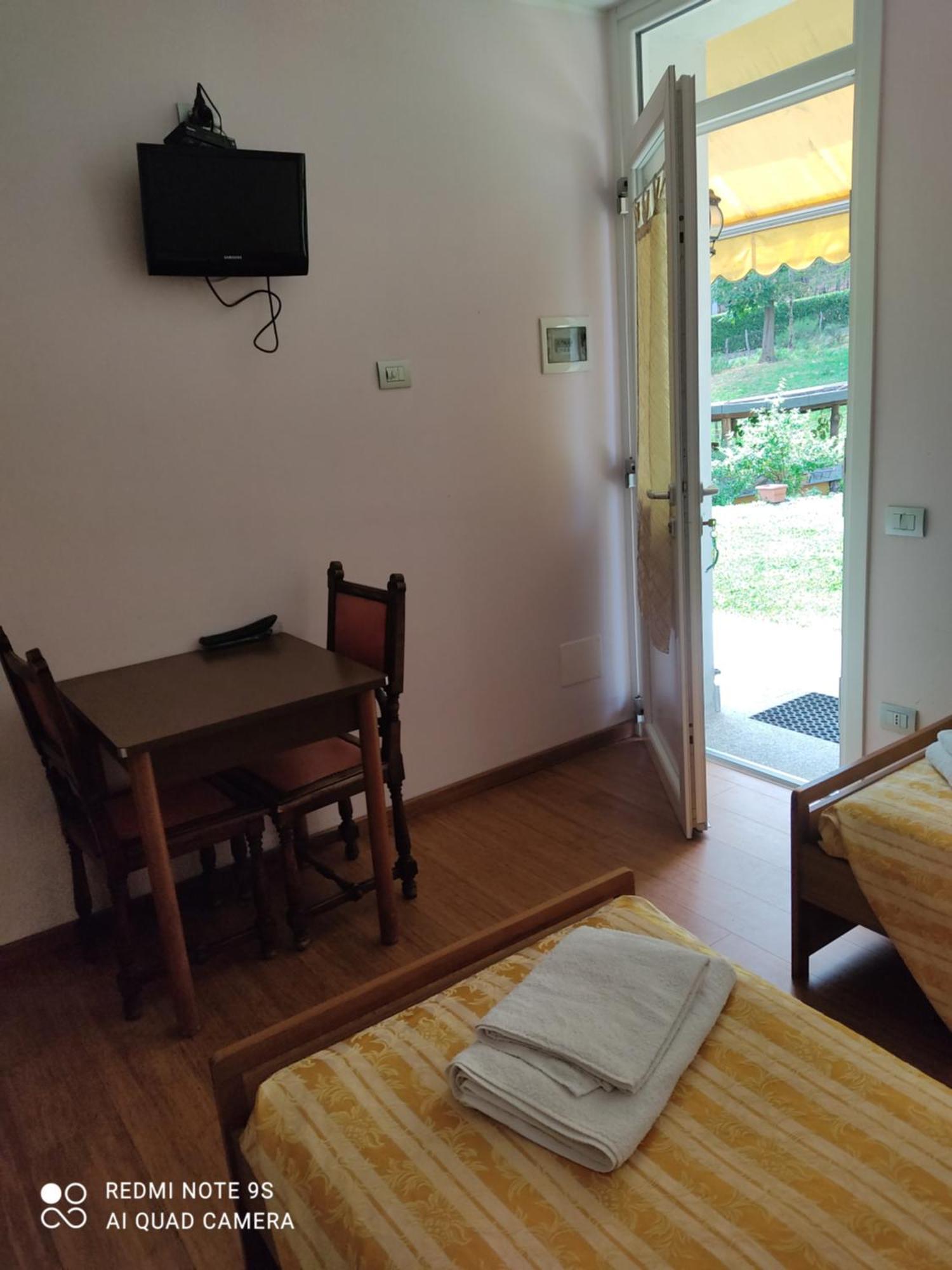 Agriturismo Villa Brugolta Lavena Ponte Tresa Rum bild